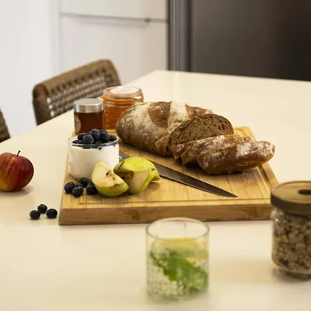 Sirena Solis - Elegant 5-bedroom Sea View Retreat Near Sirena Bay فيلة