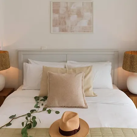 Sirena Solis - Elegant 5-bedroom Sea View Retreat Near Sirena Bay *