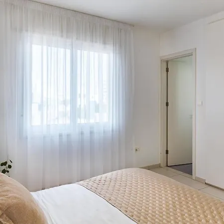 Sirena Solis - Elegant 5-bedroom Sea View Retreat Near Sirena Bay Villa *