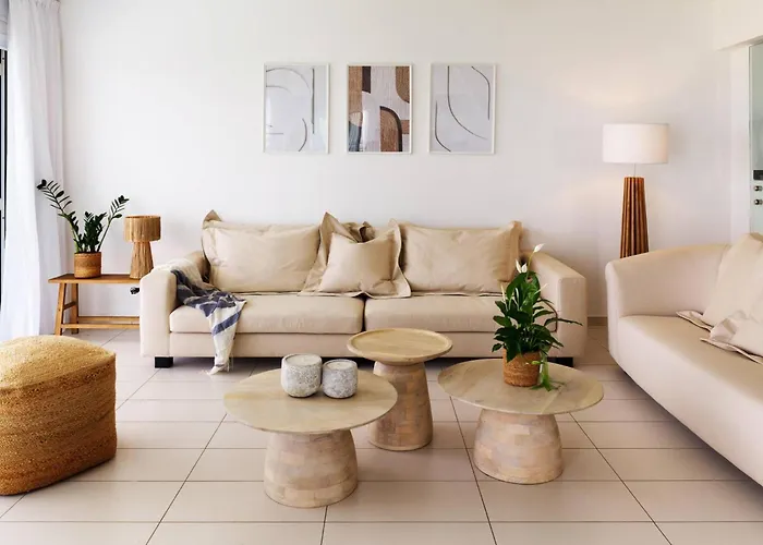 Sirena Solis - Elegant 5-bedroom Sea View Retreat Near Sirena Bay *