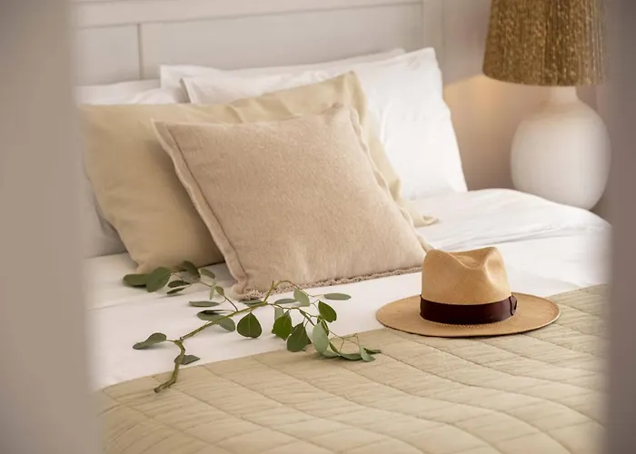 Villa Sirena Solis - Elegant 5-bedroom Sea View Retreat Near Sirena Bay