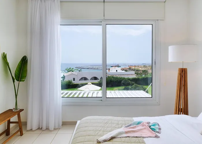 Sirena Solis - Elegant 5-bedroom Sea View Retreat Near Sirena Bay *