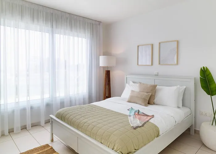 Sirena Solis - Elegant 5-bedroom Sea View Retreat Near Sirena Bay Villa