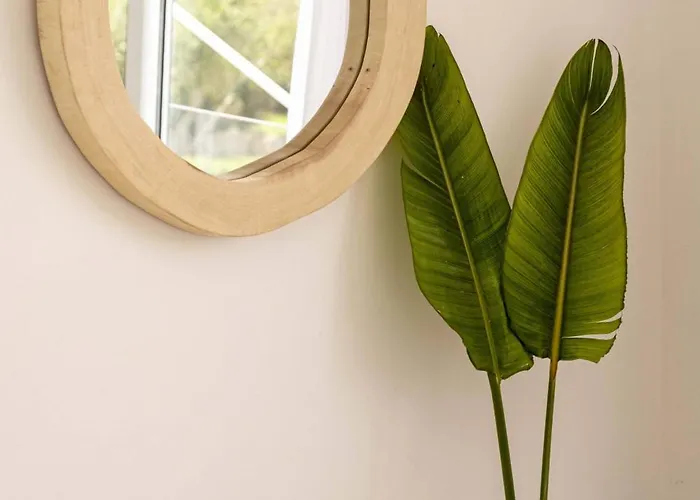 Sirena Solis - Elegant 5-bedroom Sea View Retreat Near Sirena Bay *