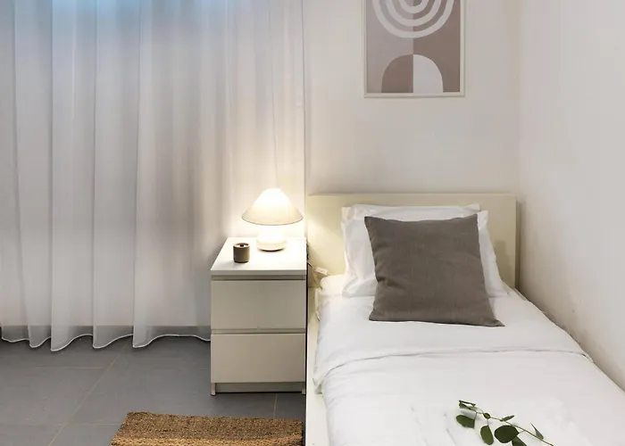 Sirena Solis - Elegant 5-bedroom Sea View Retreat Near Sirena Bay Villa *