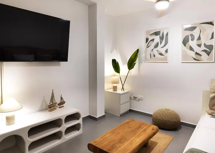 Sirena Solis - Elegant 5-bedroom Sea View Retreat Near Sirena Bay Villa