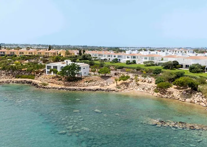 Villa Sirena Solis - Elegant 5-bedroom Sea View Retreat Near Sirena Bay