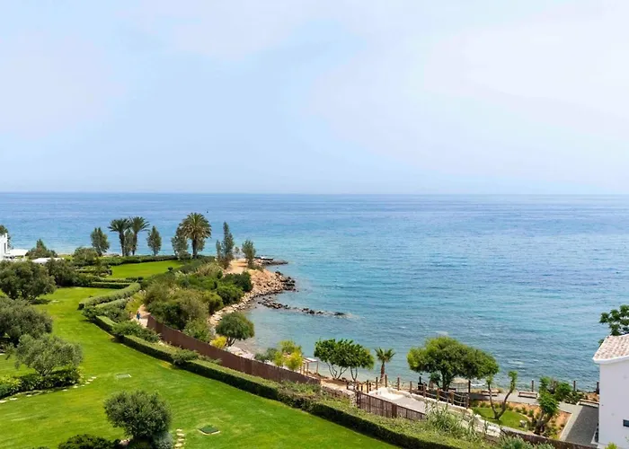 Villa Sirena Solis - Elegant 5-bedroom Sea View Retreat Near Sirena Bay *