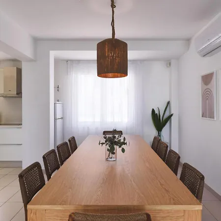 Villa Sirena Solis - Elegant 5-bedroom Sea View Retreat Near Sirena Bay *