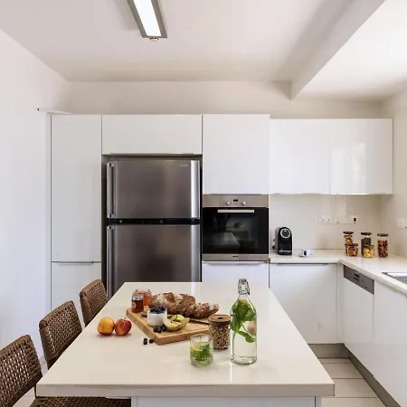 Sirena Solis - Elegant 5-bedroom Sea View Retreat Near Sirena Bay *