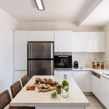 Willa Sirena Solis - Elegant 5-bedroom Sea View Retreat Near Sirena Bay Protaras