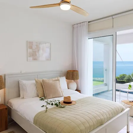Willa Sirena Solis - Elegant 5-bedroom Sea View Retreat Near Sirena Bay Protaras