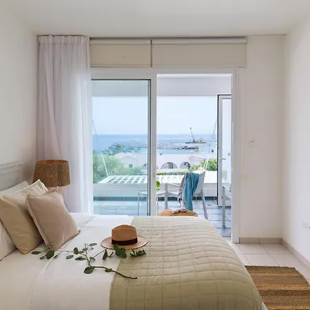 Вилла Sirena Solis - Elegant 5-bedroom Sea View Retreat Near Sirena Bay *