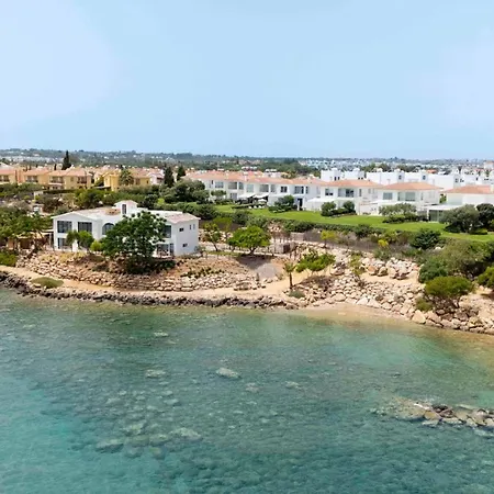 Willa Sirena Solis - Elegant 5-bedroom Sea View Retreat Near Sirena Bay