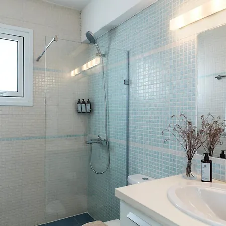 Вилла Sirena Solis - Elegant 5-bedroom Sea View Retreat Near Sirena Bay