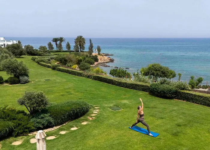 Sirena Solis - Elegant 5-bedroom Sea View Retreat Near Sirena Bay *