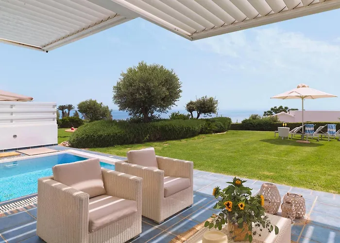 Sirena Solis - Elegant 5-bedroom Sea View Retreat Near Sirena Bay *