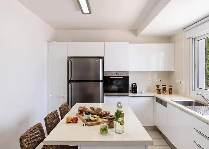 Vilă Sirena Solis - Elegant 5-bedroom Sea View Retreat Near Sirena Bay Protaras