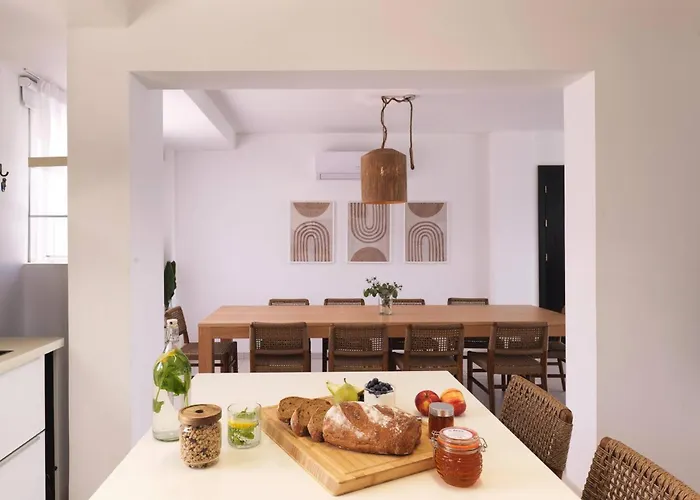 Sirena Solis - Elegant 5-bedroom Sea View Retreat Near Sirena Bay