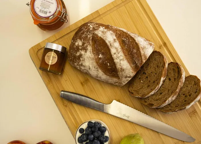 Sirena Solis - Elegant 5-bedroom Sea View Retreat Near Sirena Bay *