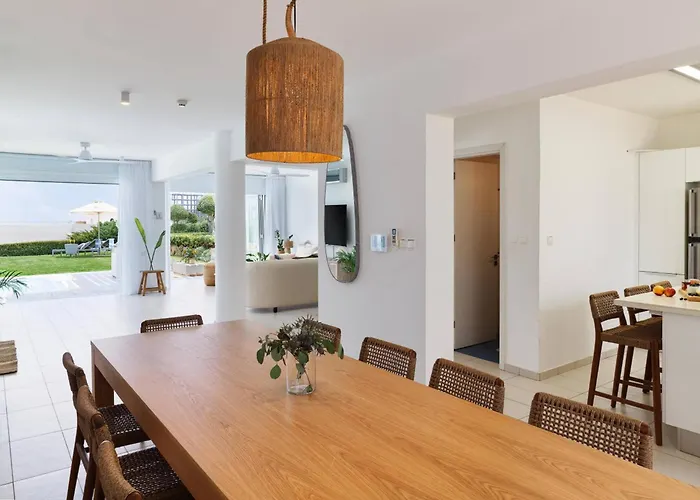 Sirena Solis - Elegant 5-bedroom Sea View Retreat Near Sirena Bay *