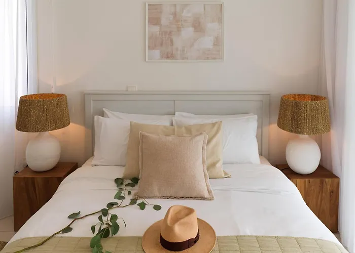 Sirena Solis - Elegant 5-bedroom Sea View Retreat Near Sirena Bay *