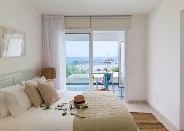 Vilă Sirena Solis - Elegant 5-bedroom Sea View Retreat Near Sirena Bay *