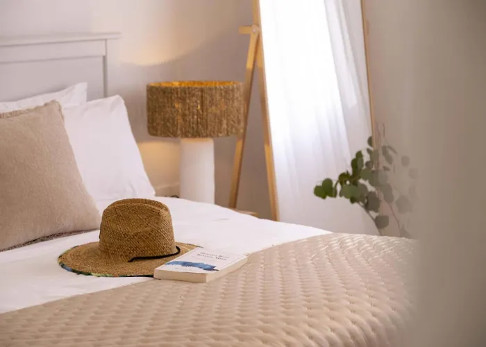 Sirena Solis - Elegant 5-bedroom Sea View Retreat Near Sirena Bay Vilă