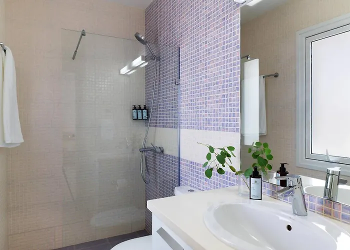 Sirena Solis - Elegant 5-bedroom Sea View Retreat Near Sirena Bay Vilă