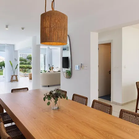 Sirena Solis - Elegant 5-bedroom Sea View Retreat Near Sirena Bay *